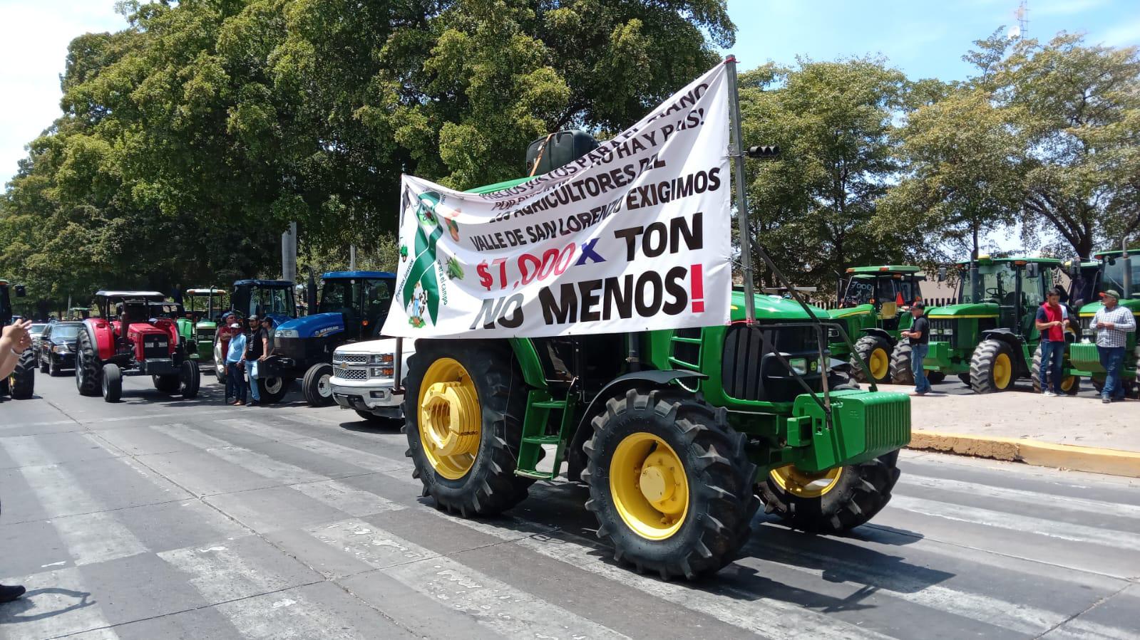 $!Agricultores de Sinaloa llegan al Palacio de Gobierno para exigir precios de garantía