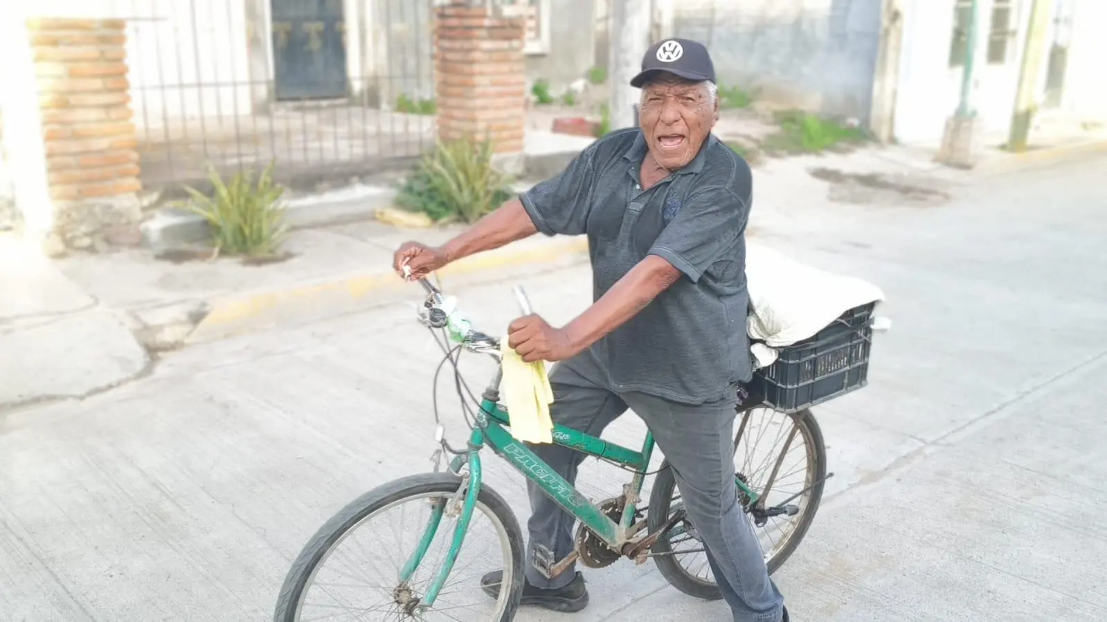 $!Ramón Luquin: 35 años recorriendo El Rosario en bicicleta para vender cacahuates