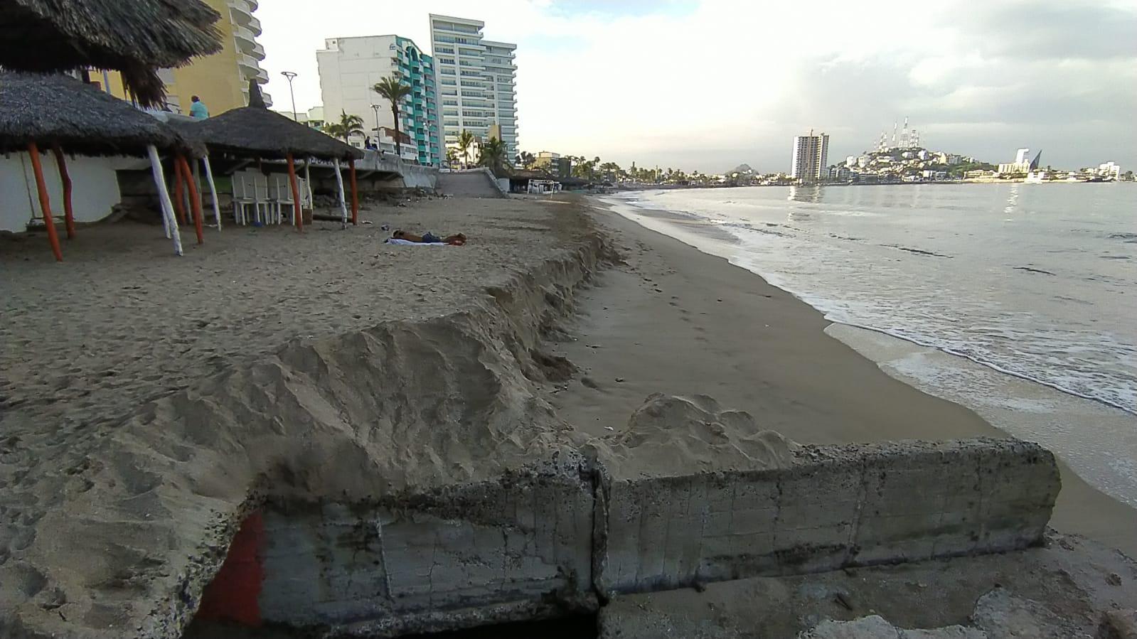 $!El huracán Nora ocasionó un fuerte oleaje a su paso por Mazatlán y dejó playas erosionadas