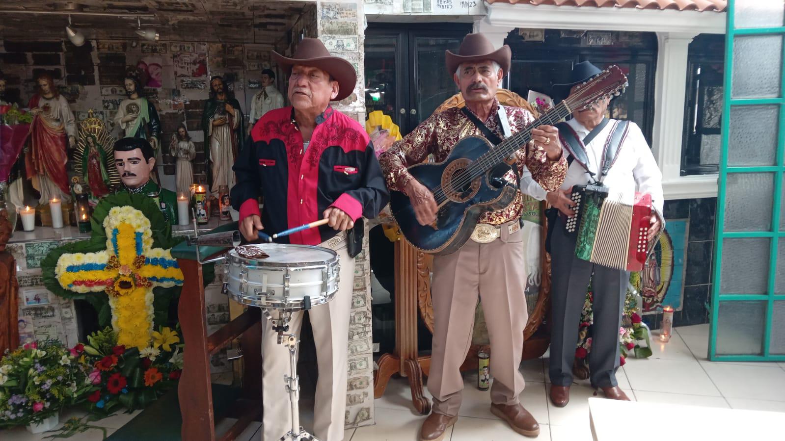 $!Desde dintintas partes del País, fieles visitan la capilla de Malverde para celebrar su aniversario