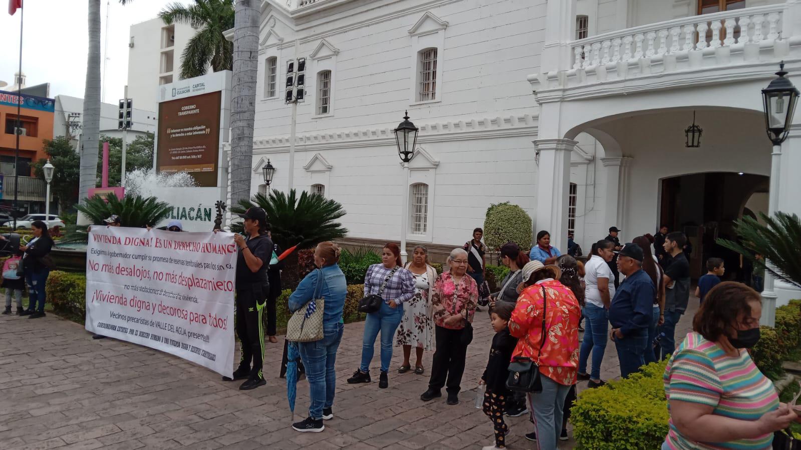 $!Se manifiestan en el Ayuntamiento de Culiacán en reclamo de vivienda