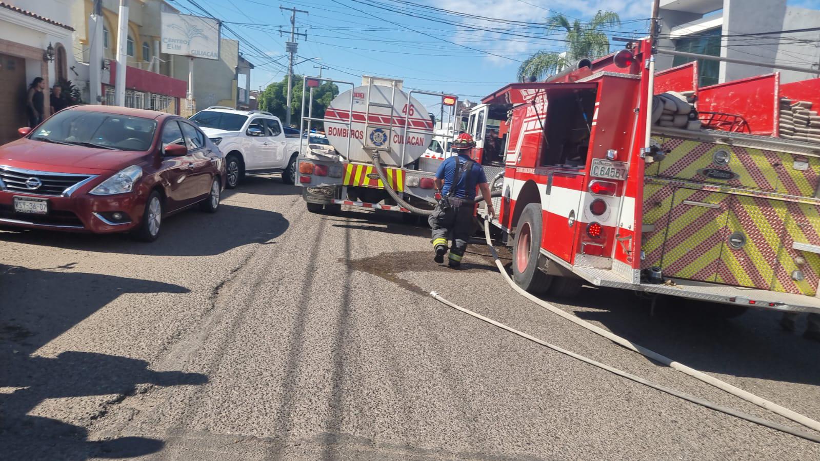 $!Incendio en carpintería provoca desalojo en la Miguel Hidalgo, en Culiacán