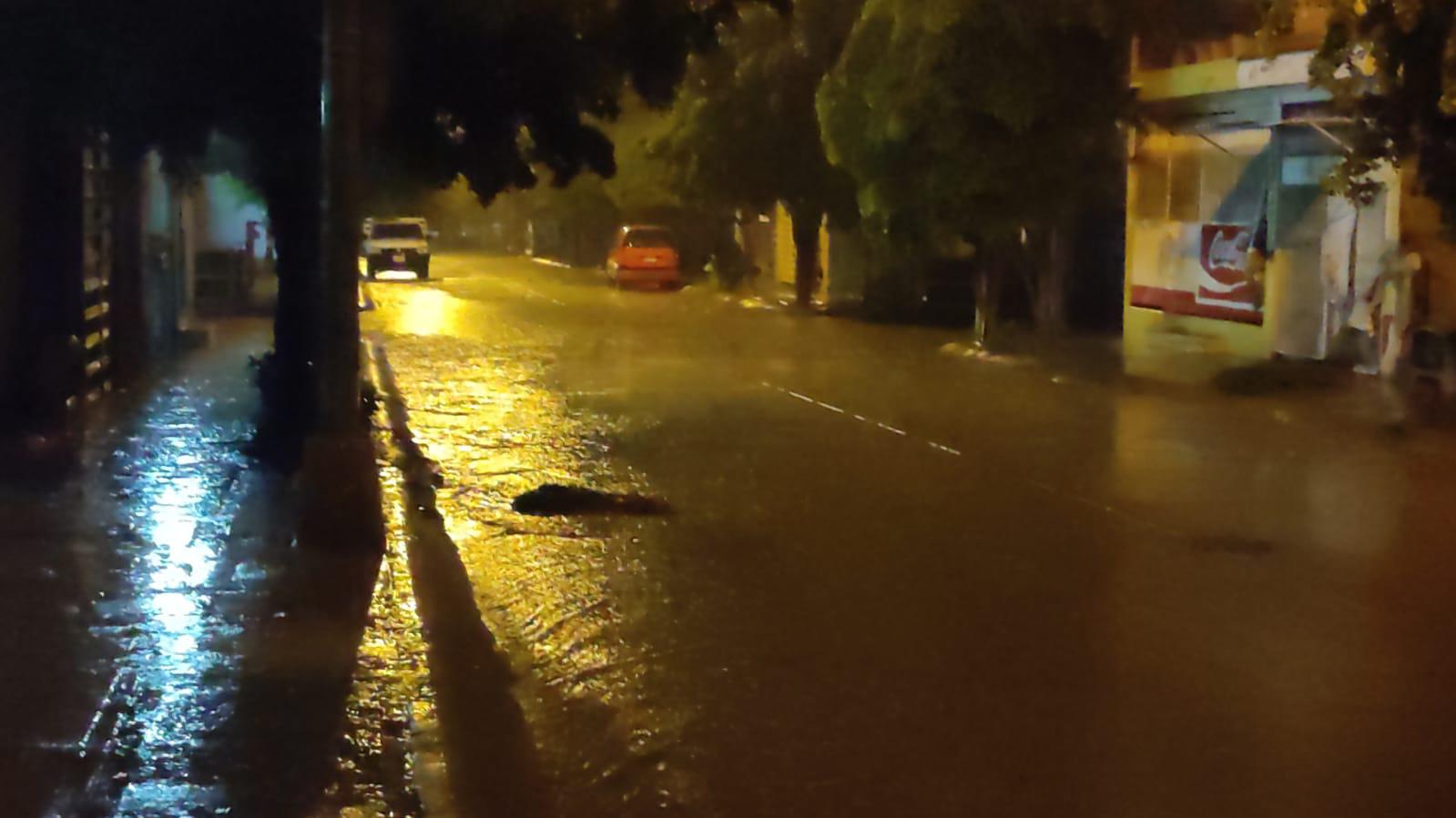 $!Lluvia ‘pega’ en Mazatlán y afecta llegada a tiempo de personas a sus trabajos