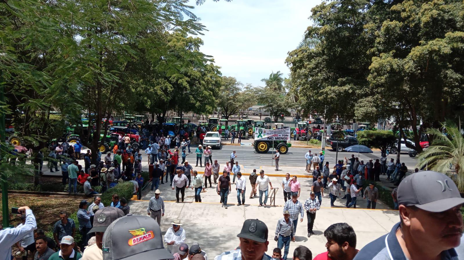 $!Agricultores de Sinaloa llegan al Palacio de Gobierno para exigir precios de garantía