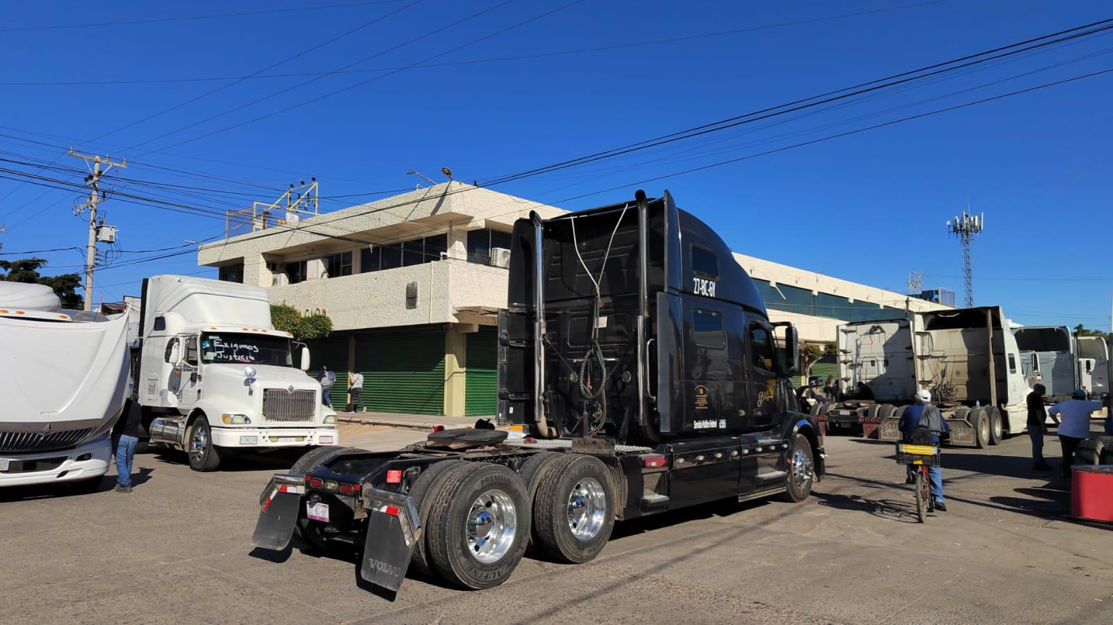 $!Transportistas mantienen protesta frente la subdelegación del IMSS Los Mochis