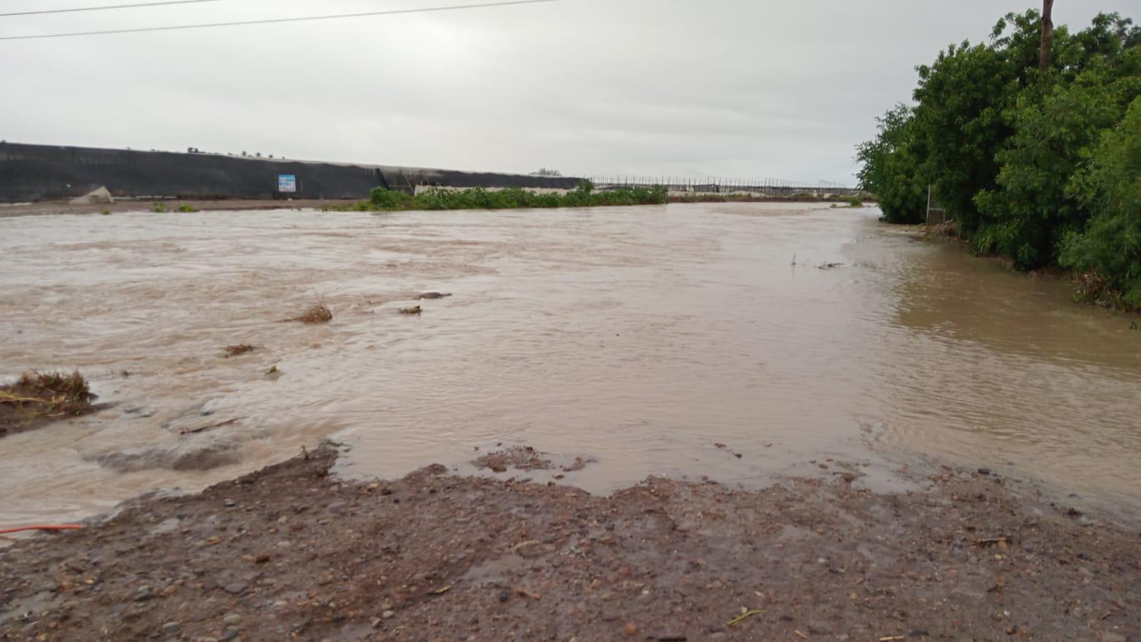 $!Se inundan casas en Villa Juárez por desbordamiento de dren