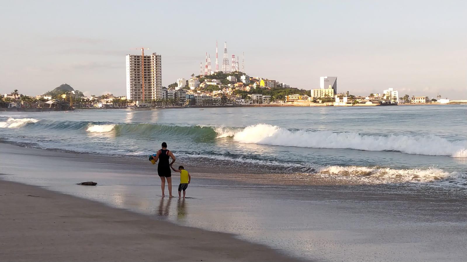 $!El fuerte oleaje deja al descubierto zonas rocosas en playa del malecón de Mazatlán