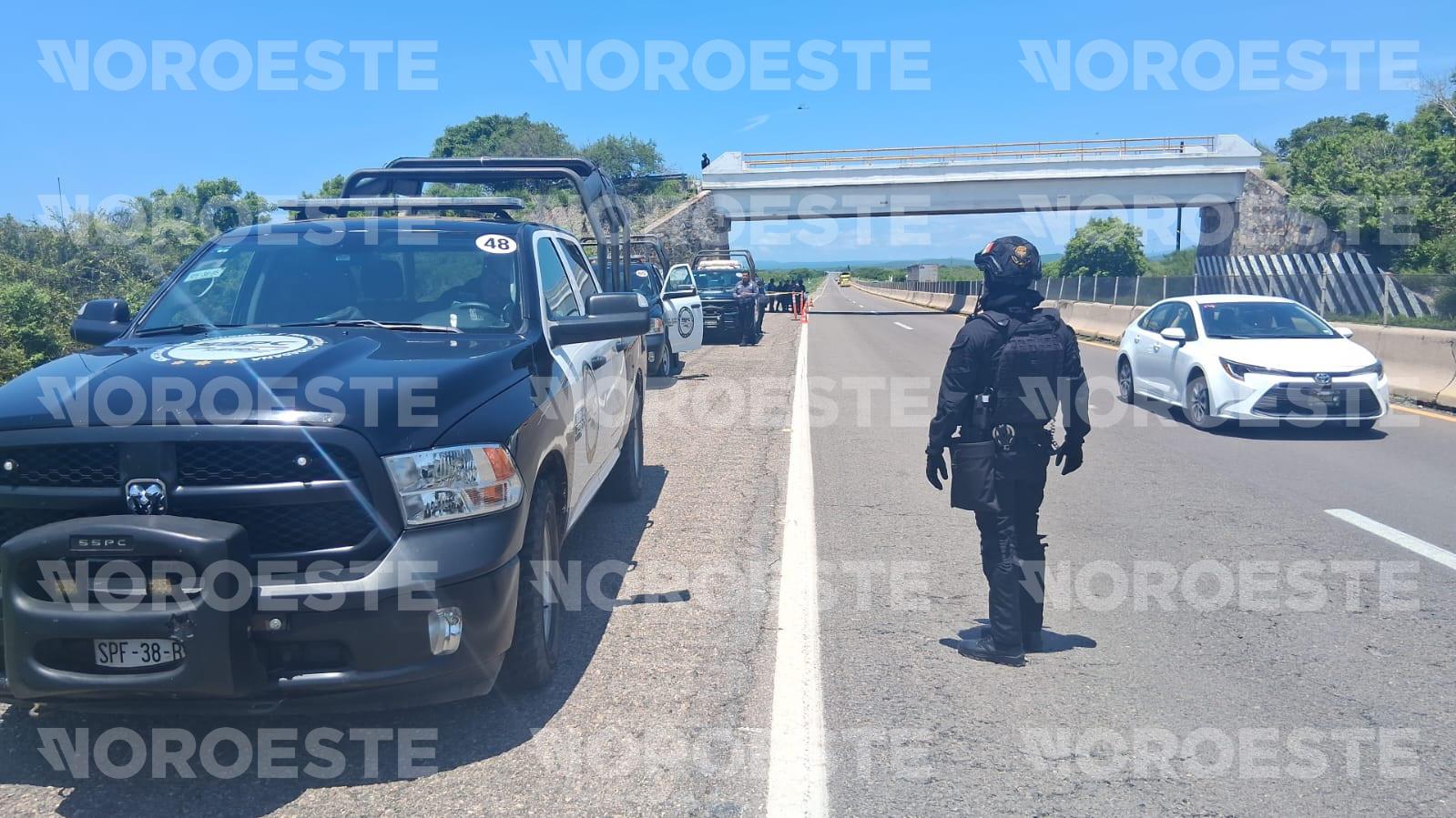 $!Localizan cuerpo de un hombre con huellas de violencia en la autopista Mazatlán-Culiacán