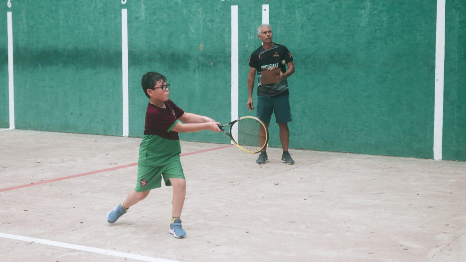 $!Premian a los más destacados de la Escuela Municipal de Frontón