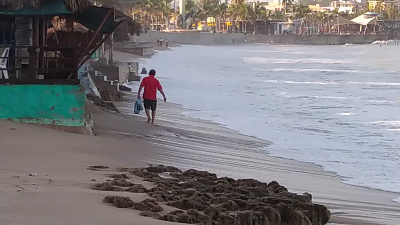 $!El fuerte oleaje deja al descubierto zonas rocosas en playa del malecón de Mazatlán