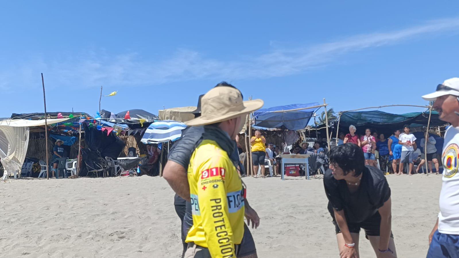 $!Rescatan a 2 hermanos tras ser arrastrados por la corriente del mar de Las Cabras