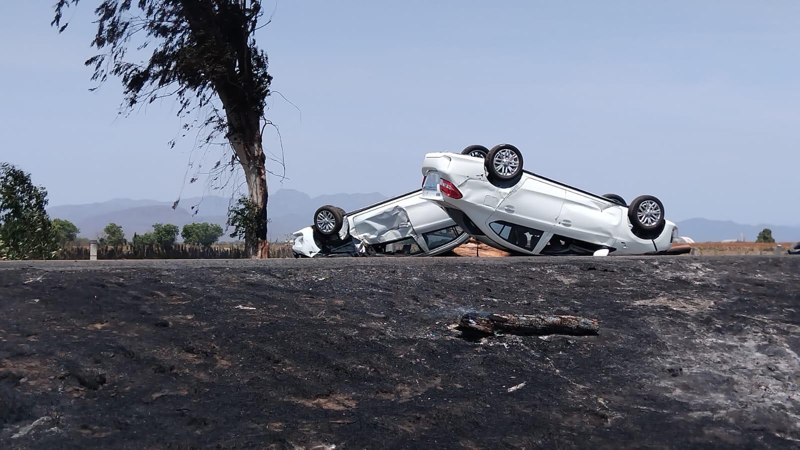 $!Vuelca nodriza en la maxipista Culiacán-Mazatlán; hay dos lesionados y ocho vehículos calcinados
