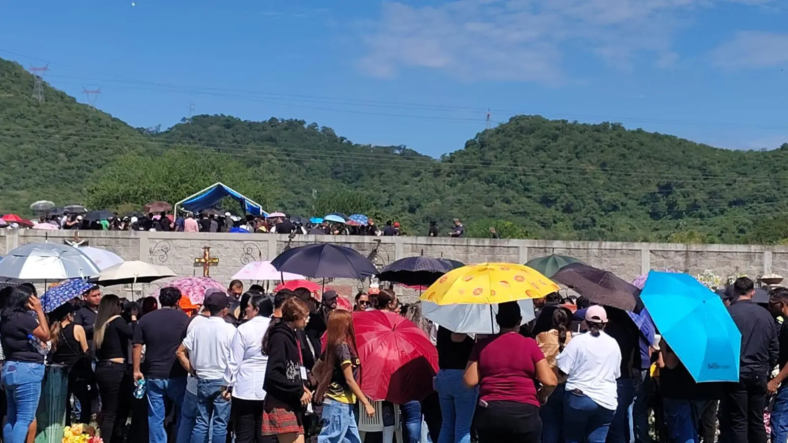 $!El pueblo de El Rosario despide a Fabiola, Julissa e Ixchel sumido en el dolor tras su accidente