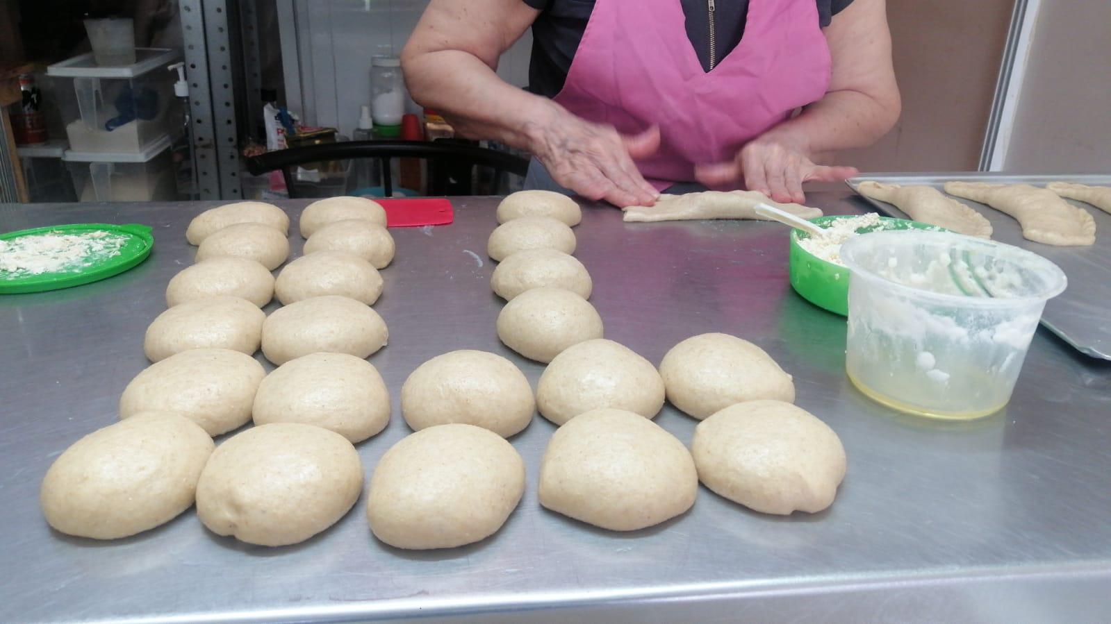 $!Con el sazón de la abuela, Alejandra hace deliciosas conchas rellenas y panes especiales en Culiacán