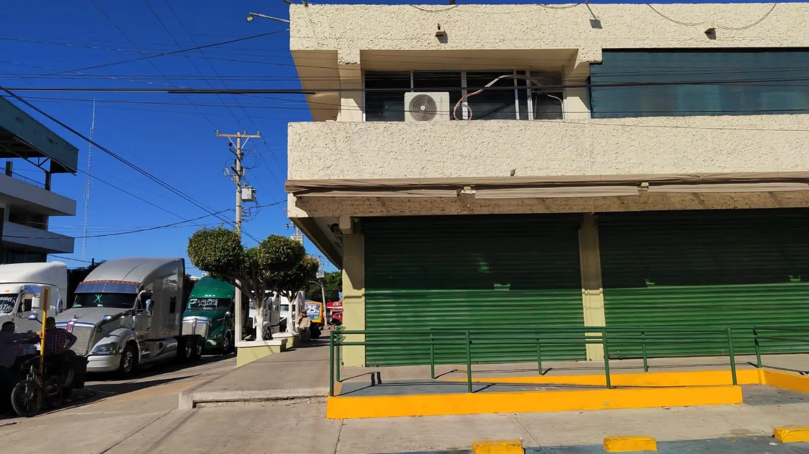 $!Transportistas mantienen protesta frente la subdelegación del IMSS Los Mochis