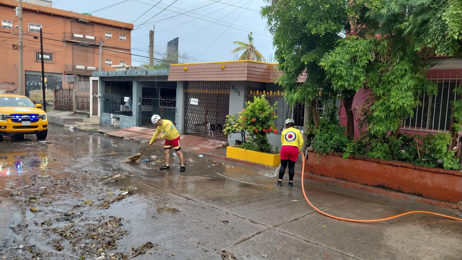 $!Mantienen limpieza de rejillas y ductos pluviales tras las fuertes lluvias