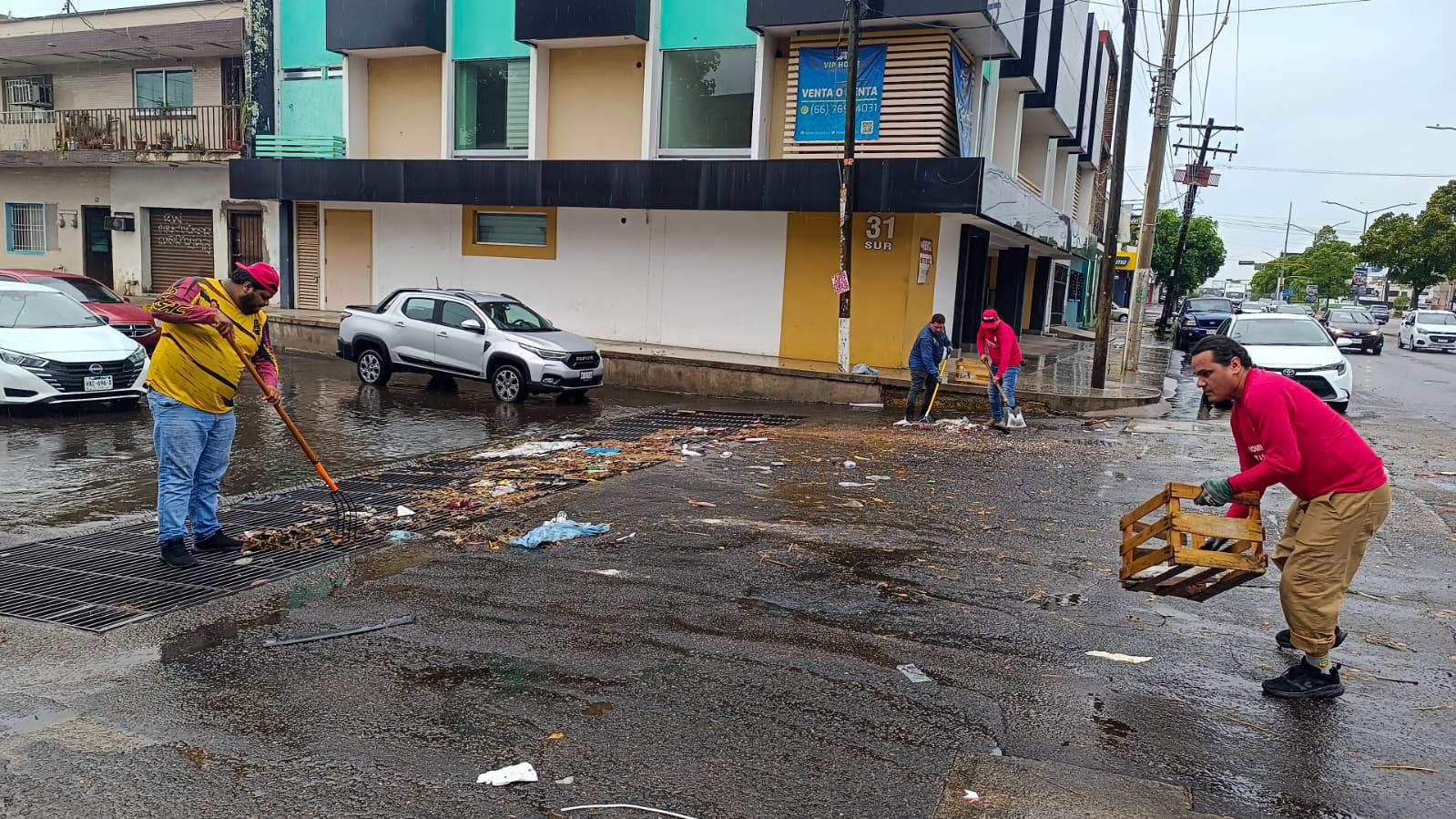 $!Tras lluvias en Culiacán se retiran 1.5 toneladas de basura de rejillas