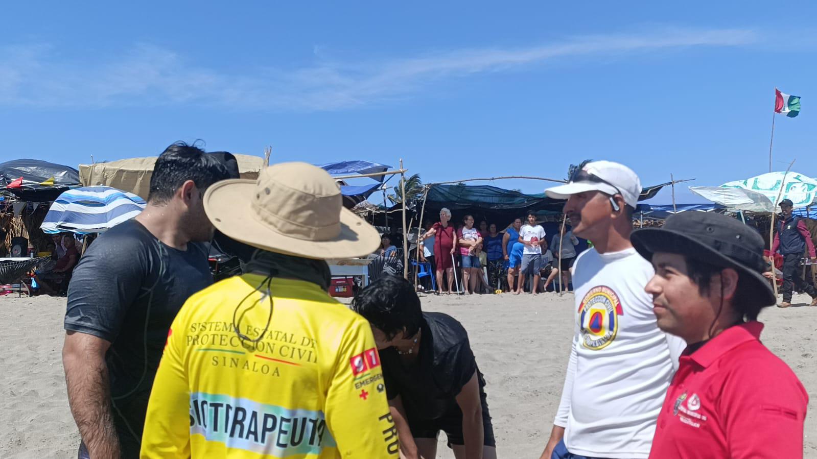 $!Rescatan a 2 hermanos tras ser arrastrados por la corriente del mar de Las Cabras