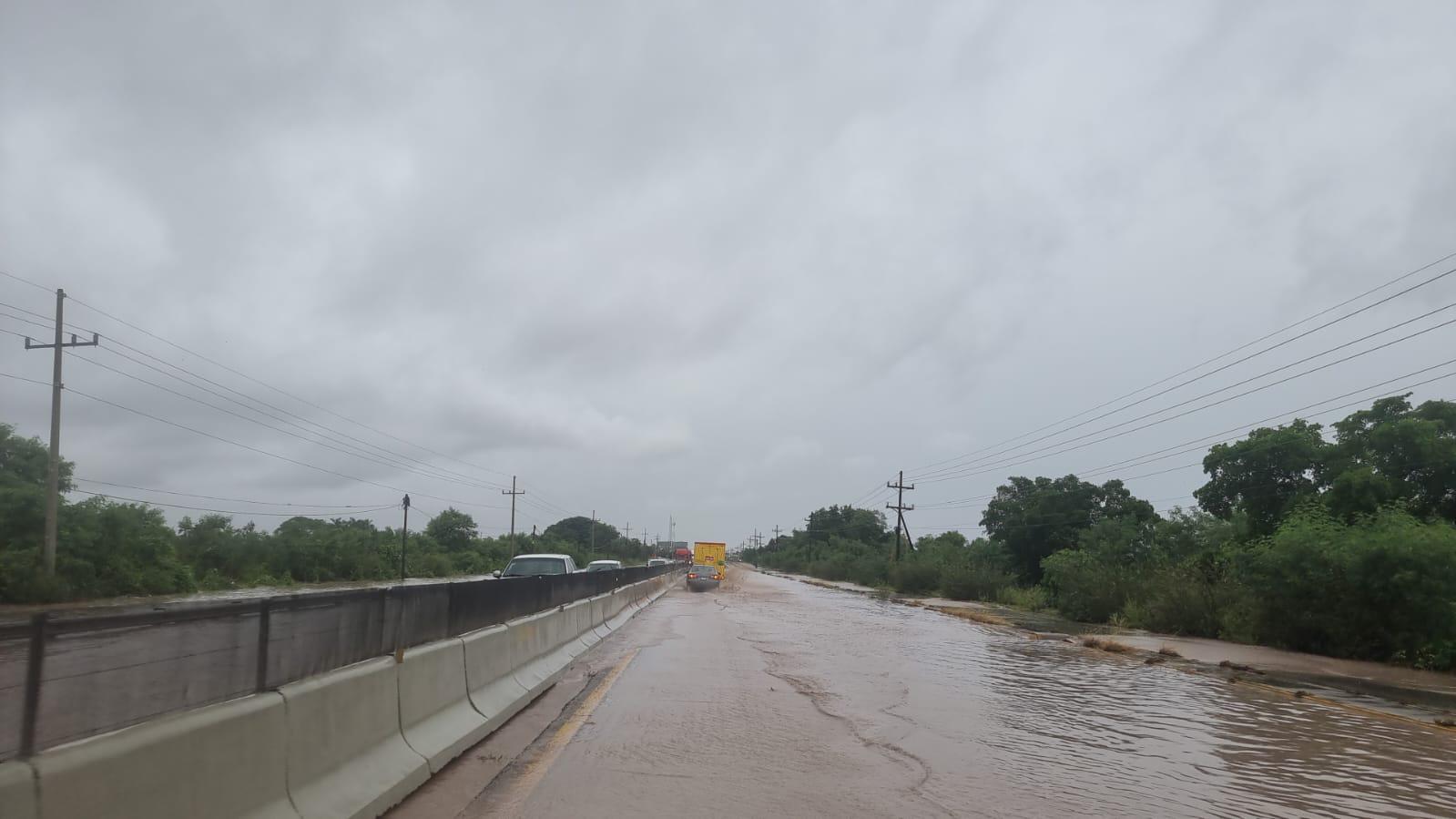 $!Precaución: se desborda dren en la carretera Culiacán-Eldorado