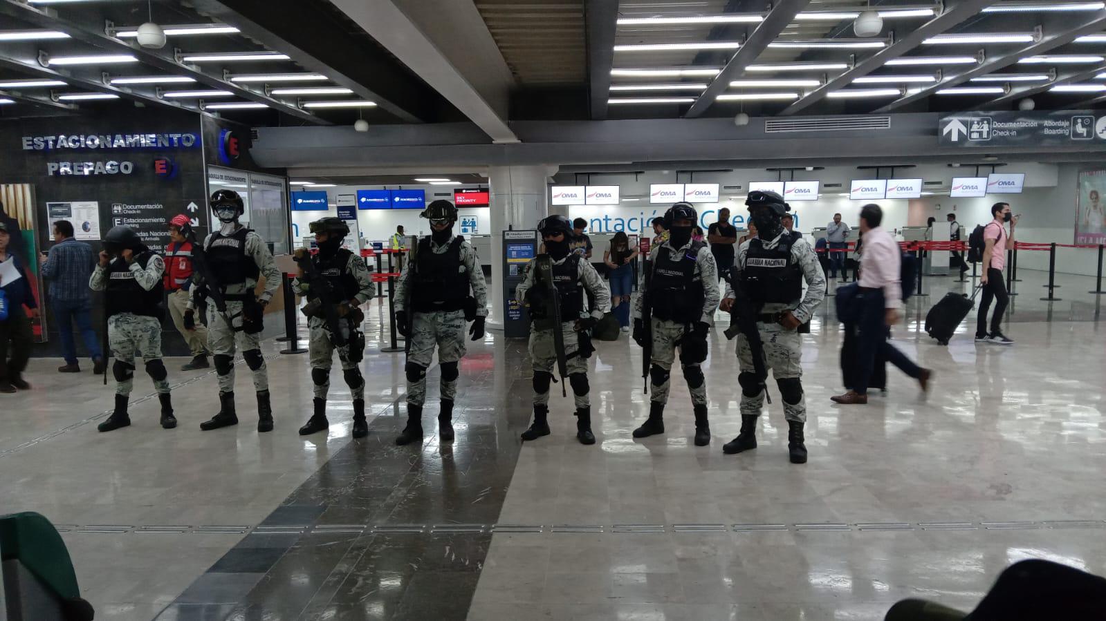 $!Toma del Aeropuerto de Culiacán enfrenta a manifestantes y pasajeros