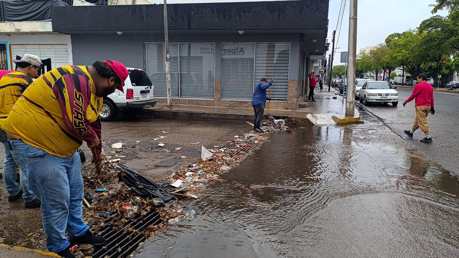 $!Tras lluvias en Culiacán se retiran 1.5 toneladas de basura de rejillas