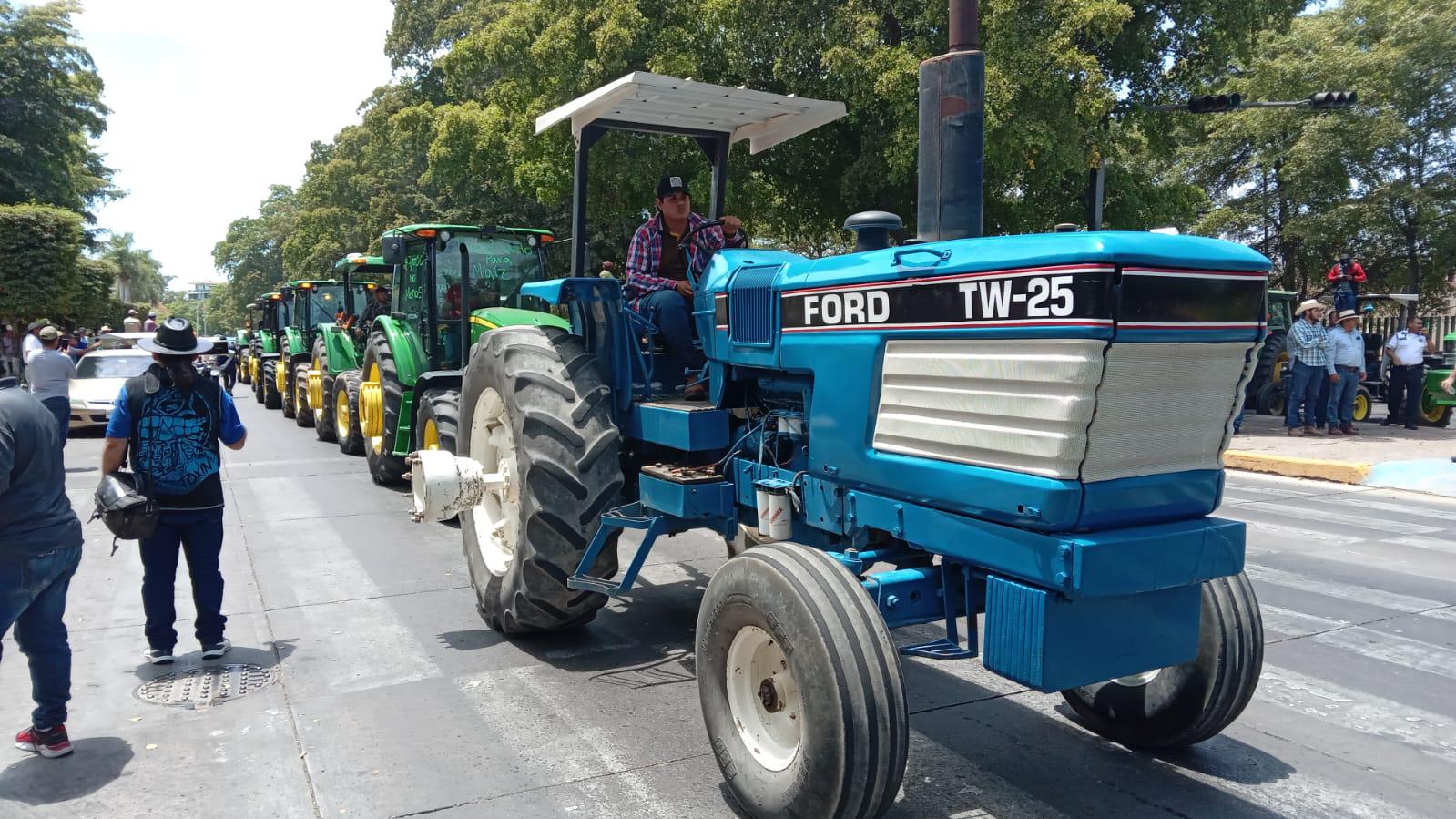 $!Agricultores de Sinaloa llegan al Palacio de Gobierno para exigir precios de garantía