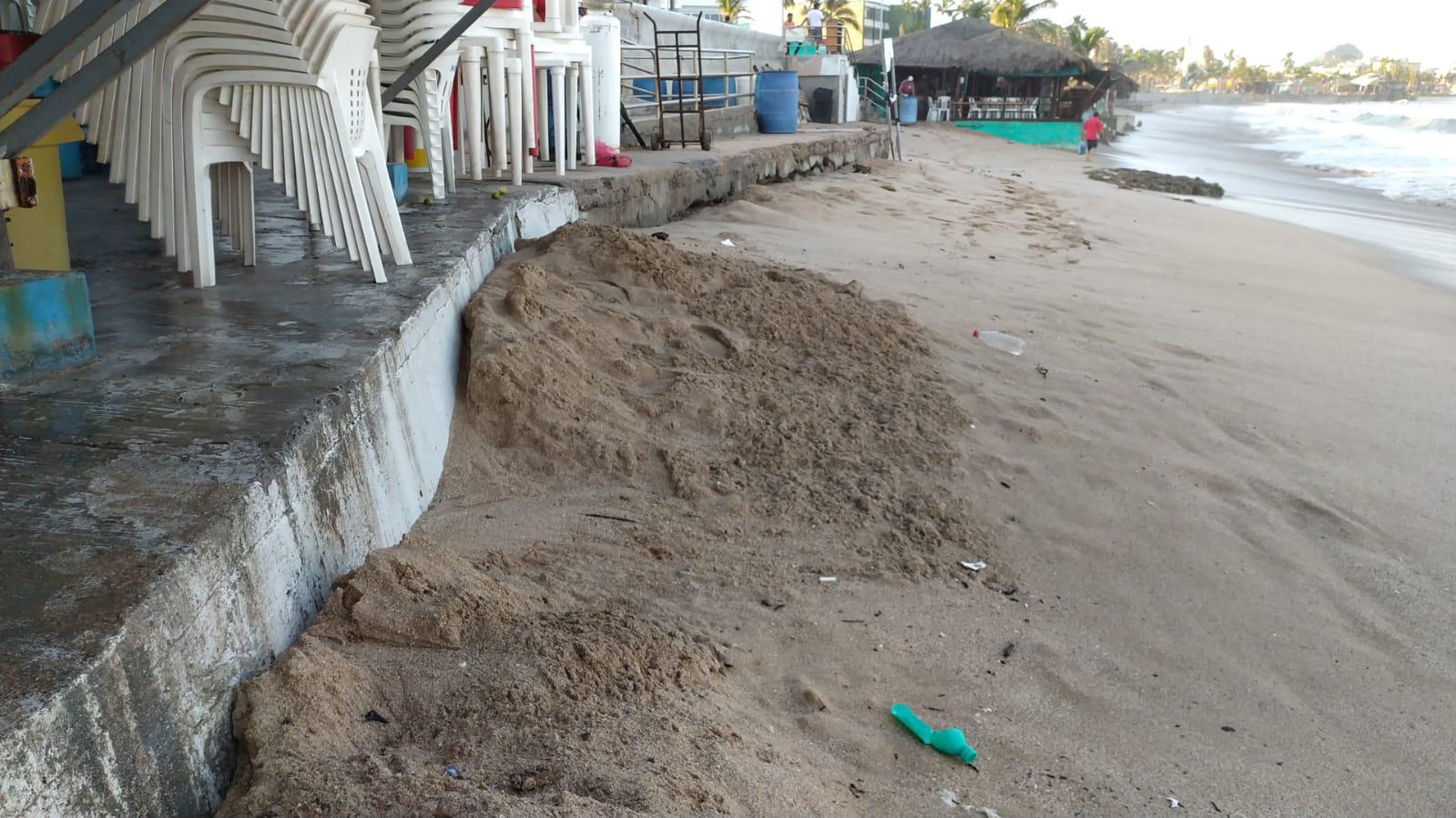 $!El fuerte oleaje deja al descubierto zonas rocosas en playa del malecón de Mazatlán