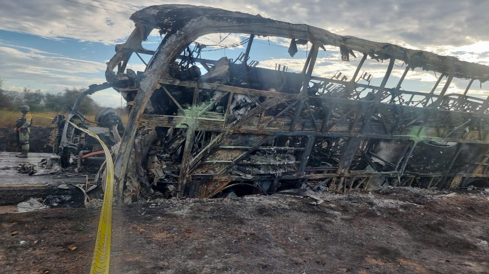$!Choque entre camión de pasajeros y tráiler deja 22 muertos y 18 heridos en Elota