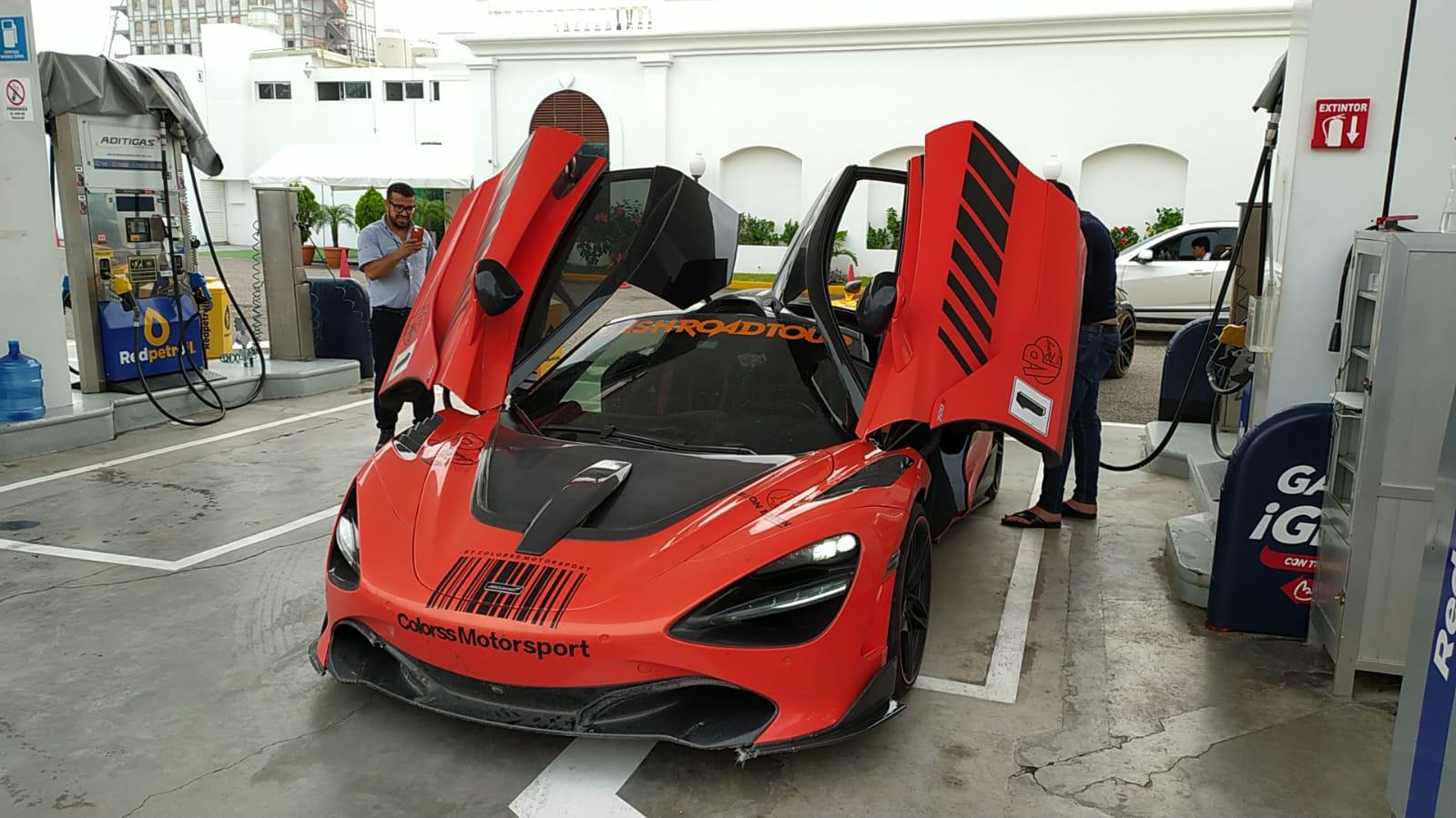 $!Autos de lujo como Lamborghini, Ferrari, Porsche, McLaren y otros recorren Mazatlán