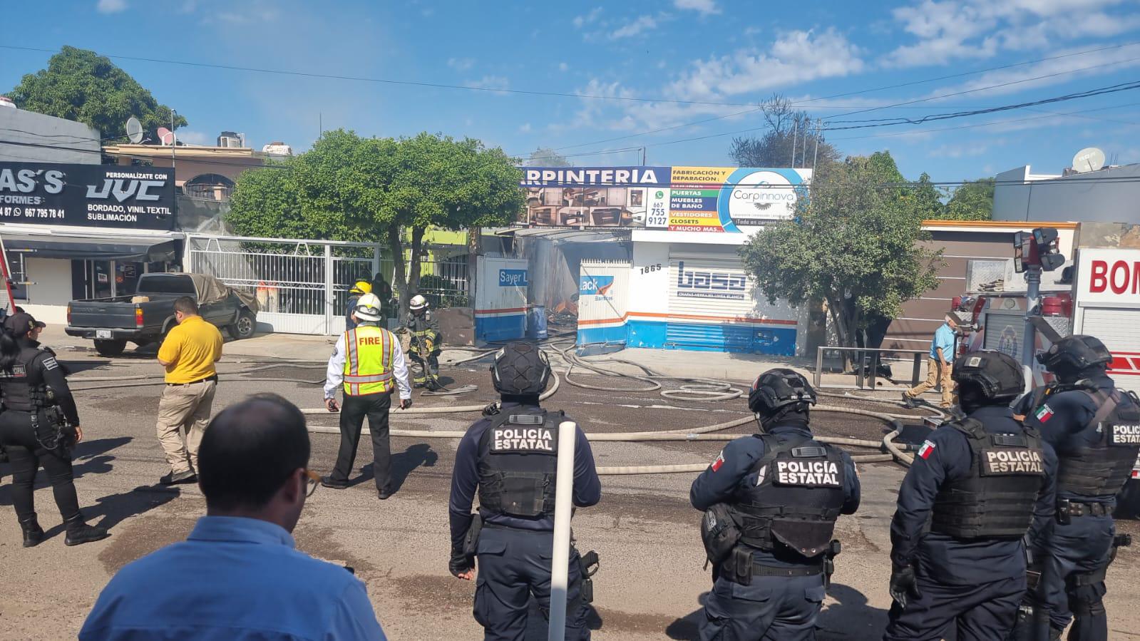$!Incendio en carpintería provoca desalojo en la Miguel Hidalgo, en Culiacán