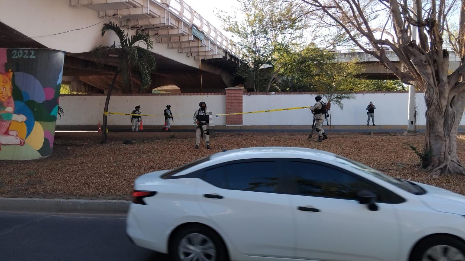 $!Hallan cadáver colgado en puente Benito Juárez, en Culiacán; presentaba huellas de tortura