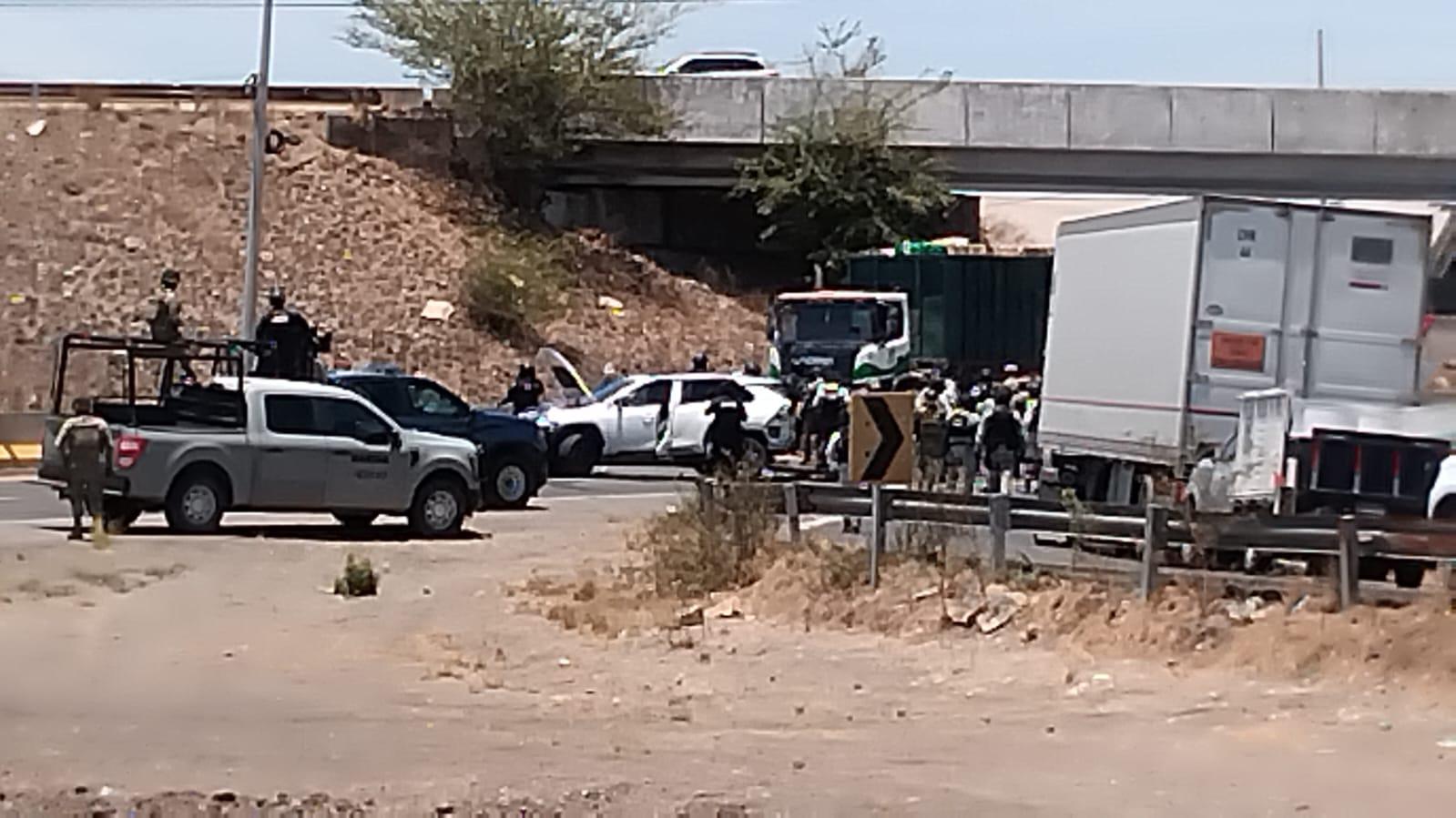 $!Dos vehículos asegurados tras persecución entre civiles y militares en Culiacán