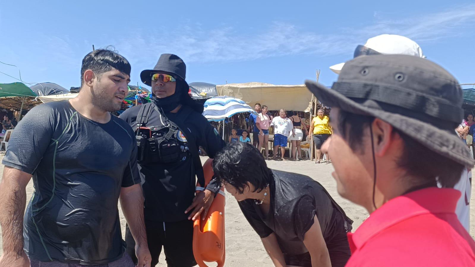 $!Rescatan a 2 hermanos tras ser arrastrados por la corriente del mar de Las Cabras