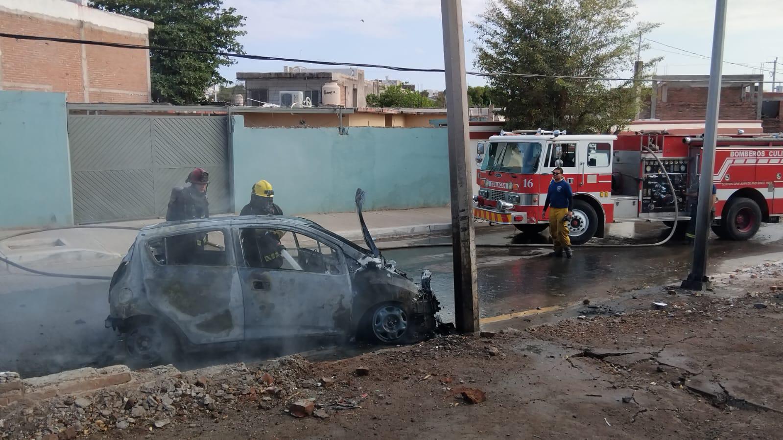 $!Vehículo queda calcinado tras chocar contra un poste en la colonia El Vallado, en Culiacán