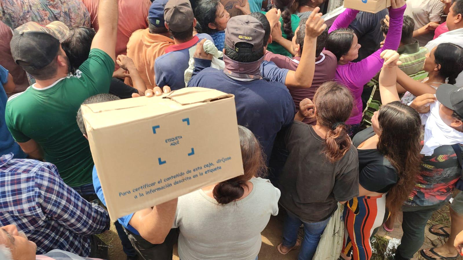 $!Vuelca tráiler cargado de galletas en la Mazatlán-Culiacán
