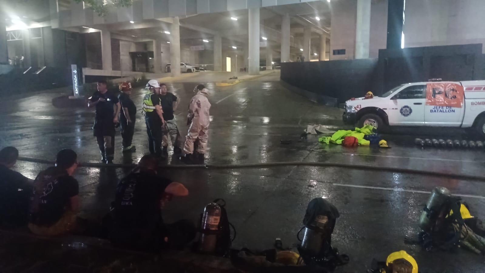 $!Evacuan plaza comercial en el sector Tres Ríos de Culiacán por fuga de gas tóxico