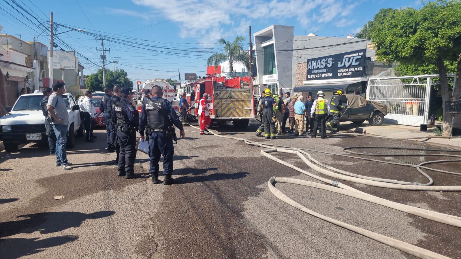 $!Incendio en carpintería provoca desalojo en la Miguel Hidalgo, en Culiacán