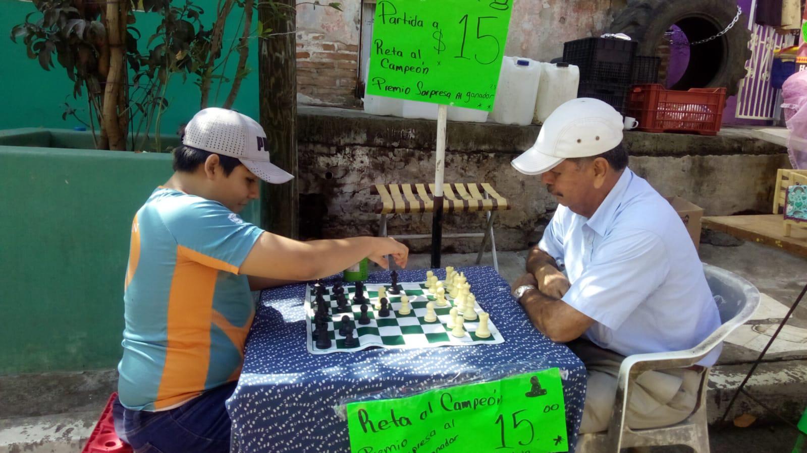 $!¿Le sabes al ajedrez? En Mazatlán, Luis te reta a ganarle una partida en el tianguis de la Juárez