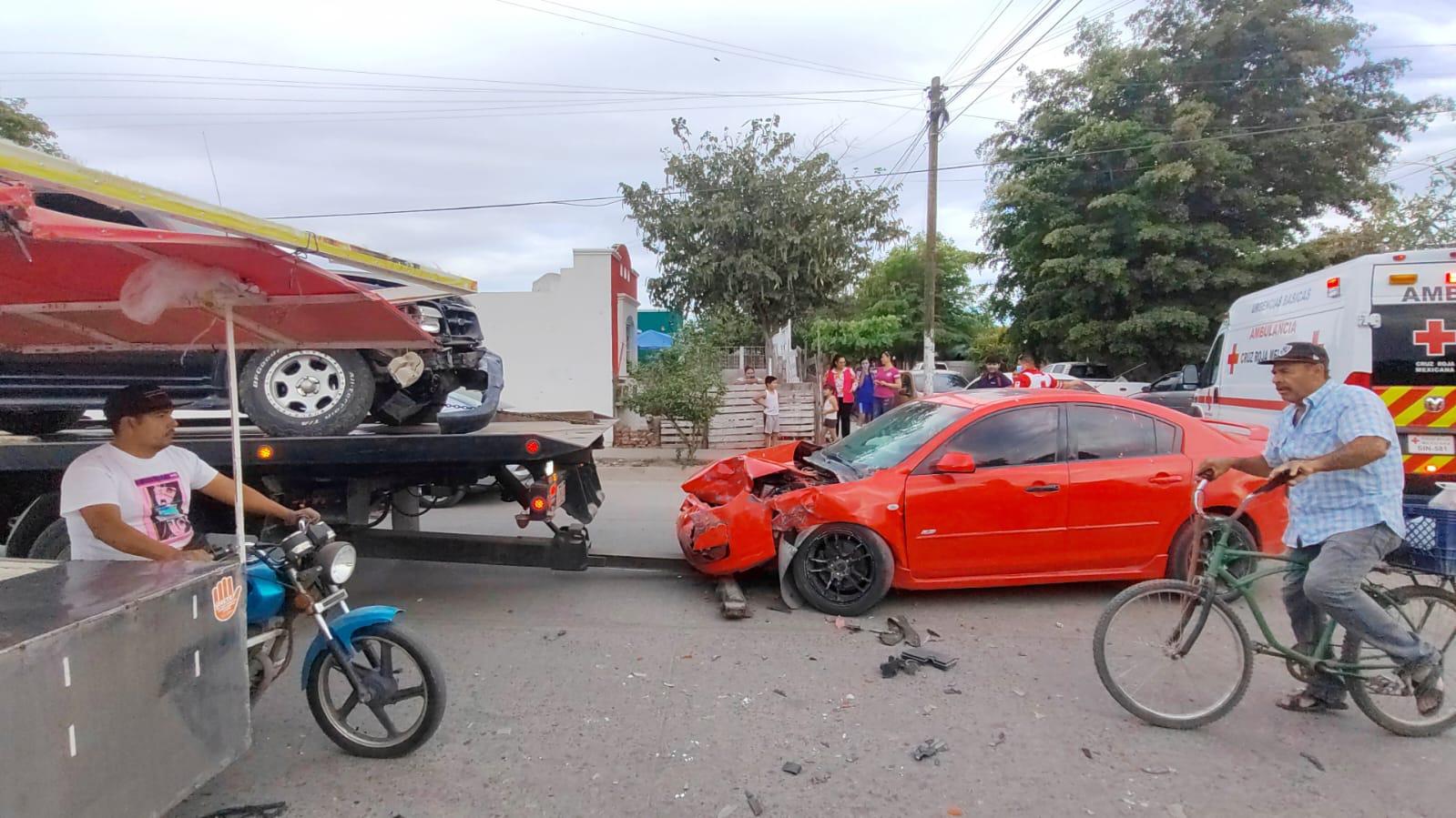 $!Camioneta termina incrustada en una vivienda de Los Mochis tras fuerte choque; hay tres lesionados