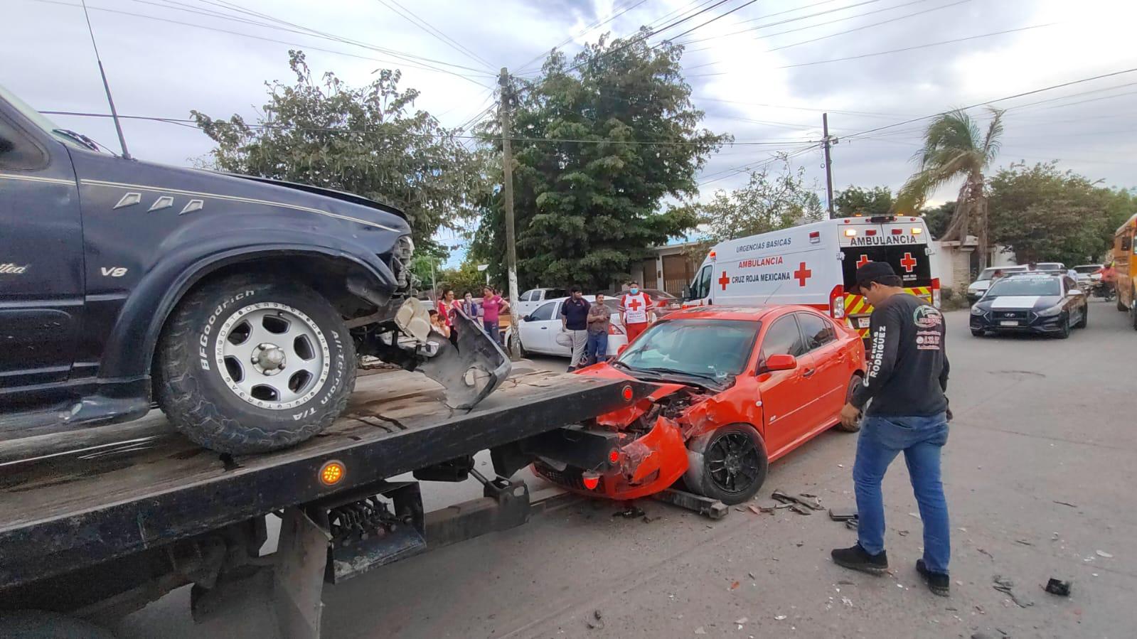 $!Camioneta termina incrustada en una vivienda de Los Mochis tras fuerte choque; hay tres lesionados