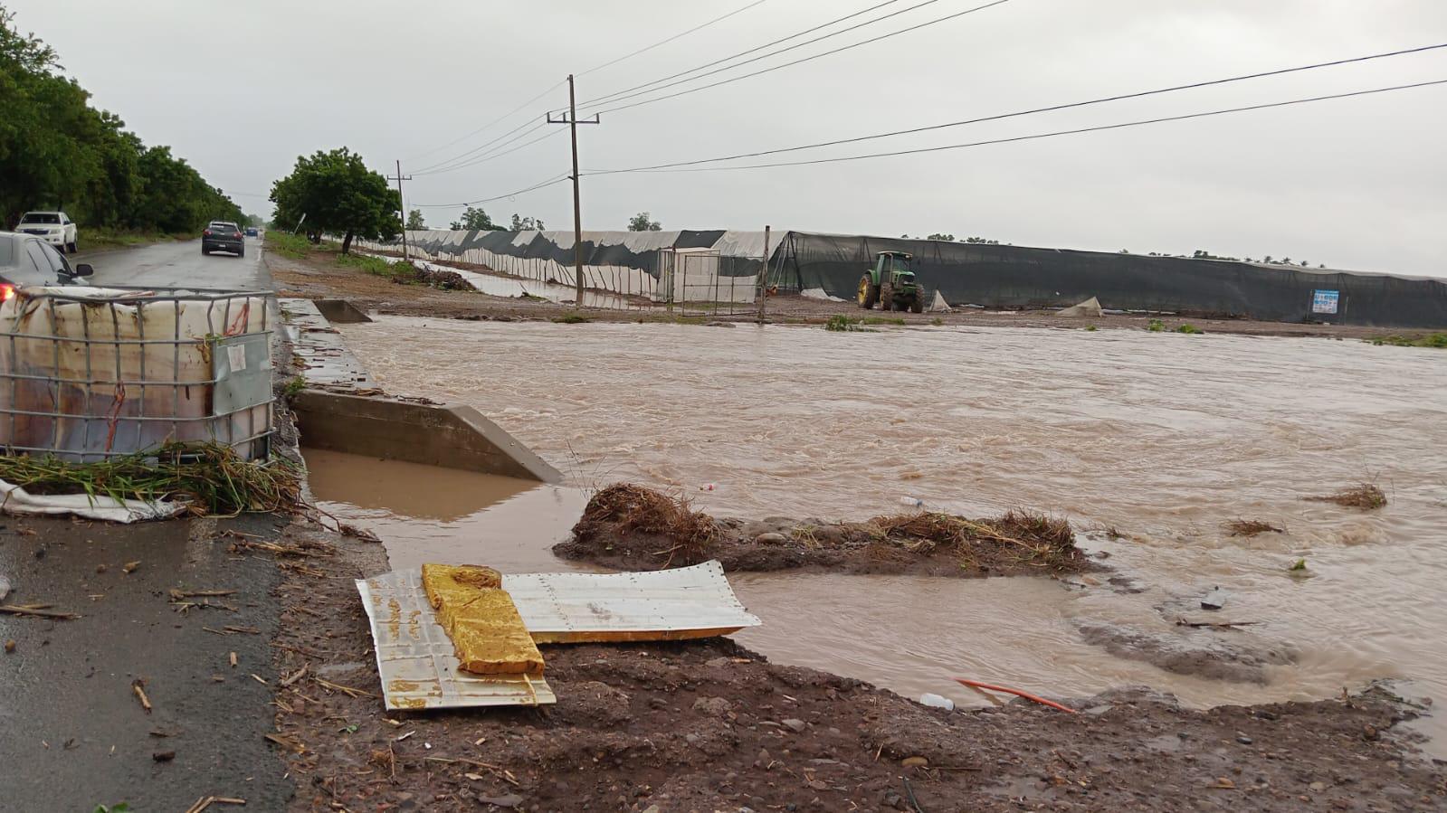$!Se inundan casas en Villa Juárez por desbordamiento de dren