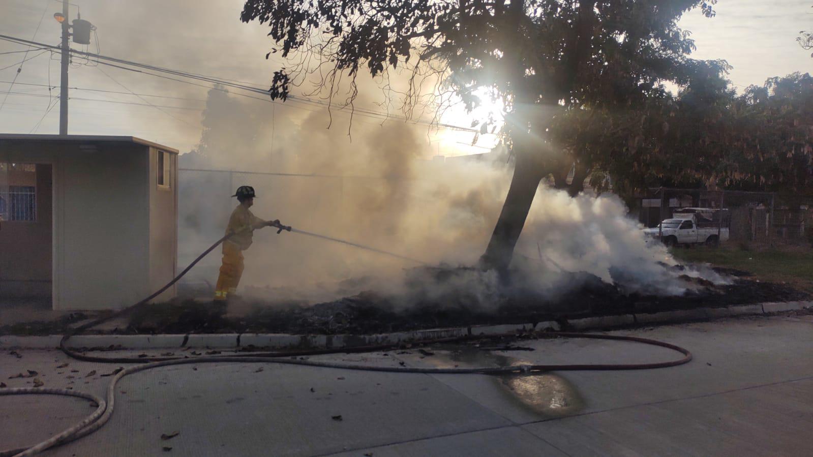 $!En solo tres días, bomberos apagan 20 incendios en baldíos de Mazatlán