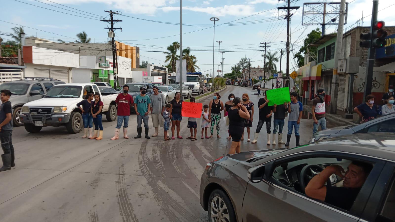 $!En la Colonia Casa Redonda, en Mazatlán, toma clandestina ‘exilia’ a los habitantes de toda una cuadra