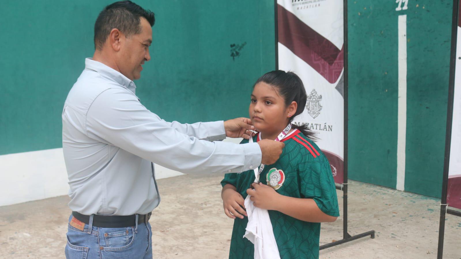 $!Premian a los más destacados de la Escuela Municipal de Frontón