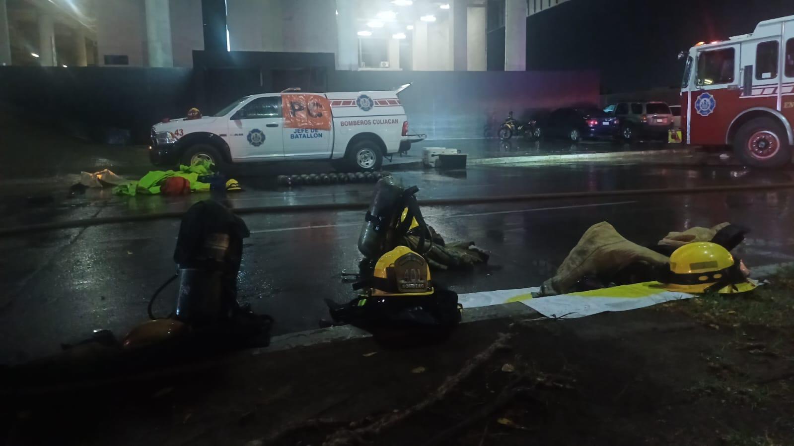$!Evacuan plaza comercial en el sector Tres Ríos de Culiacán por fuga de gas tóxico