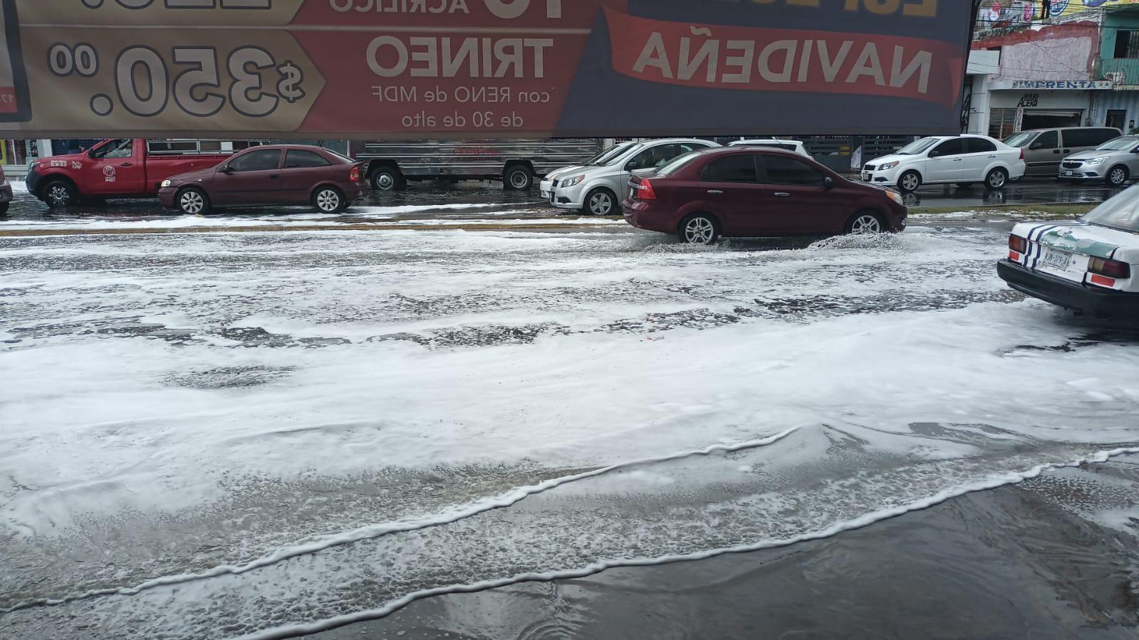 $!Sorprende lluvia y espuma en crucero de la Gutiérrez Nájera, en Mazatlán