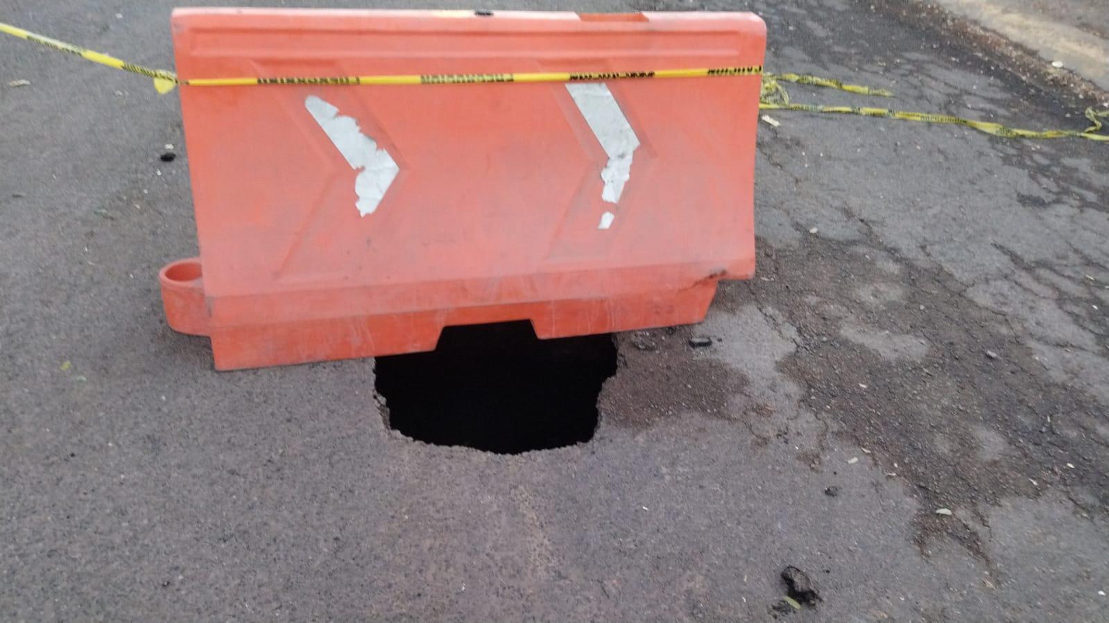 $!Alerta; cierran tráfico de la Calle Zeus para reparar socavón, en Mazatlán