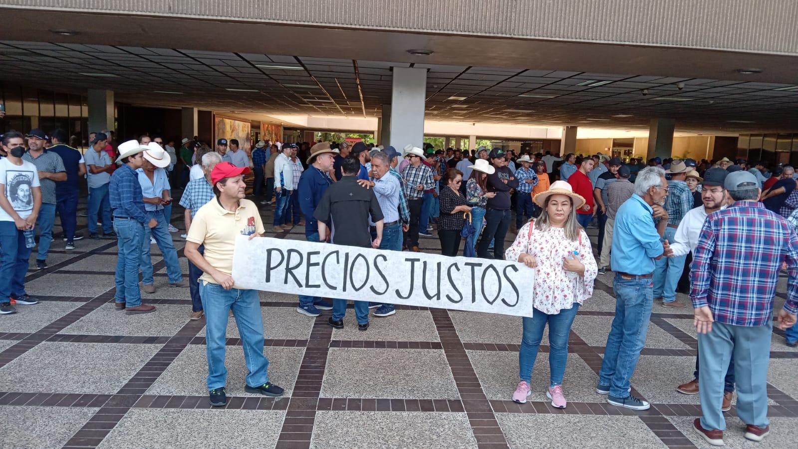 $!Agricultores de Sinaloa llegan al Palacio de Gobierno para exigir precios de garantía