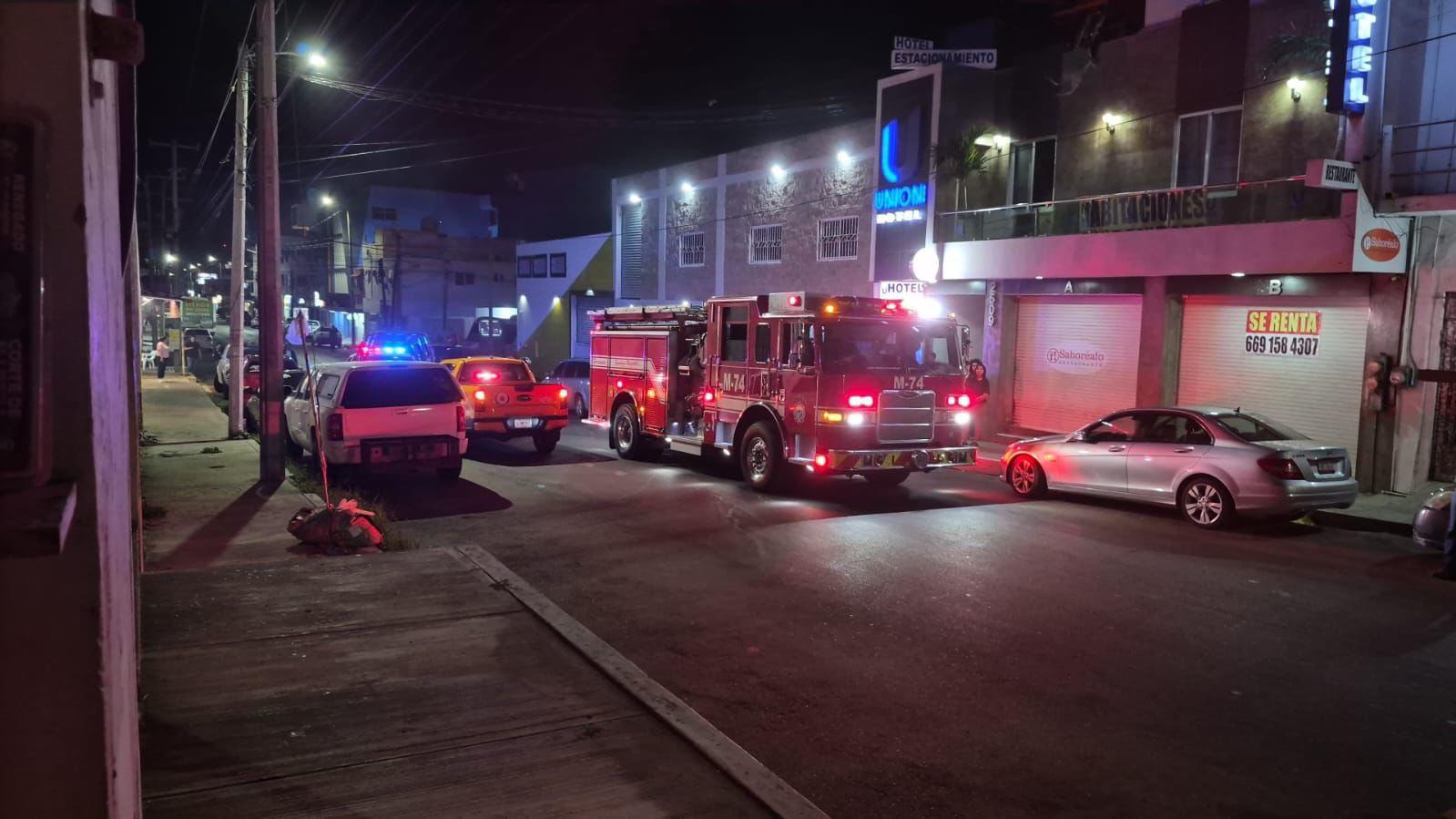 $!Se incendia local en el Mercado de las Flores, en el Centro de Mazatlán