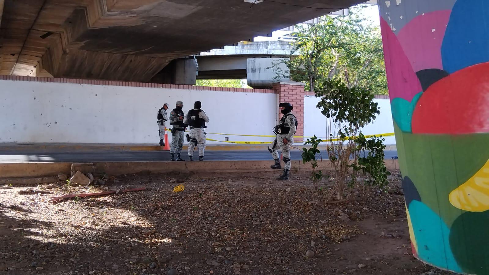 $!Hallan cadáver colgado en puente Benito Juárez, en Culiacán; presentaba huellas de tortura
